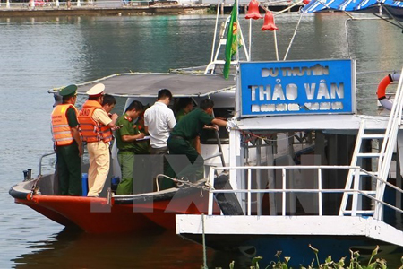 Các lực lượng chức năng tiến hành khám nghiệm tàu Thảo Vân 2 - tàu bị chìm trên sông Hàn khiến 3 người thiệt mạng.